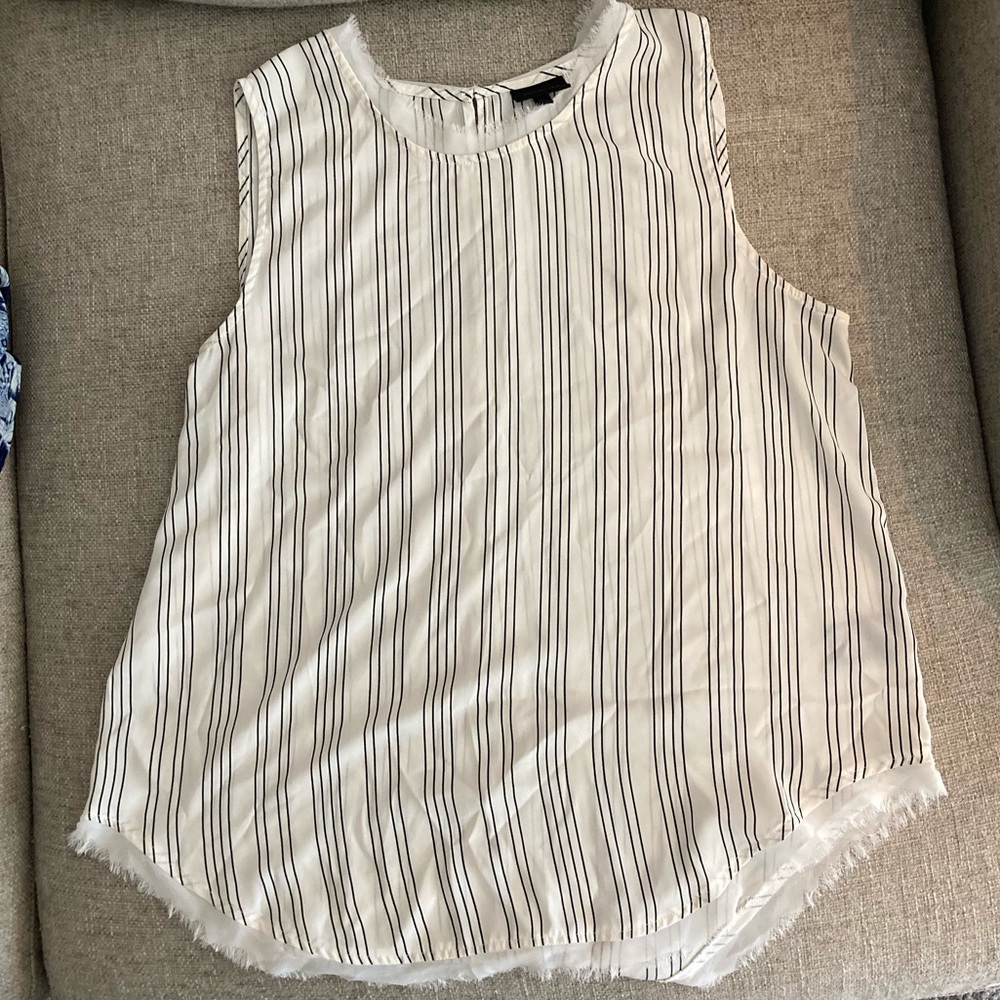 Sleeveless dress shirt